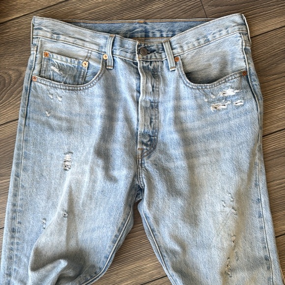 Distressed Levi’s 501 faded blue denim jeans size 31 - Picture 3 of 15